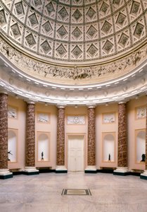 1777-1780年に建設されたバッキンガムシャー州ストウ・ハウスのマーブル・サルーンの眺め（写真 作： Unbekannt