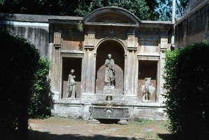 庭園の眺め、ローマ時代の石棺と彫像のある噴水の詳細 作： Unbekannt