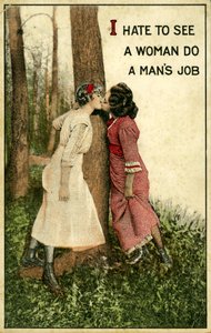 2 人の女性がキスをしているヴィンテージのポストカード、「女性が男性の仕事をするのを見るのは嫌いだ」 1914 年 (リソ)