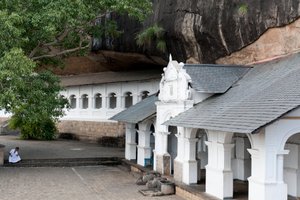 岩壁の下にある白い建物；石窟寺院；黄金寺院；ダンブッラ；スリランカ；アジア 作： Unbekannt