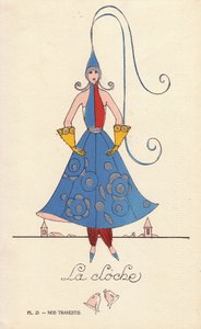 鈴の仮装をした女性。鈴の形をした帽子、ドレス、手袋、背景には鈴の塔。パリ、『Nos Travestis』（私たちの仮装衣装）より、ステンシル手彩色による作者不詳のリトグラフ。 作： Unbekannter Künstler