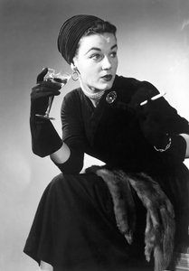イブニングウェアを着た女性 水彩画のようなカクテルとタバコ（モノクロ写真