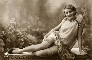 軽いドレスを着た女性、c。 1900年代初頭（ポストカード） 作： Alec Hunter