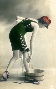 水着姿の女性、c. 1900年代初頭（ポストカード）
