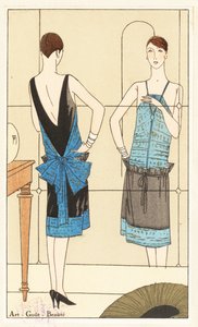 鏡の前に立ち、ブルーとゴールドのラメと黒のベルベットのイブニングドレスに見入る女性 - フランスの高級ファッション雑誌「Art, Gout, Beaute」（1926年）より、ステンシルの手彩色によるリトグラフ。 作： Unbekannter Künstler