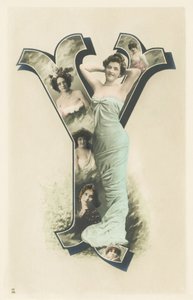 Y：長い青いカーテンに立っている女性の写真の肖像画 作： Unbekannt