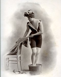 足湯をする水着姿の若い女性（ベル・エポック時代）、1900年頃（白黒写真） 作： Unbekannter Künstler