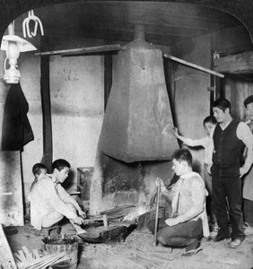 鍛冶場で働く日本人鍛冶屋、横浜、1904。 作： Underwood and Underwood