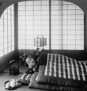 茶室で眠る芸者、彦根、1904。