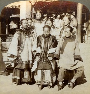 裕福な中国の家の中庭にいる女性のグループ、北京、中国、1902 作： Underwood and Underwood