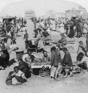 1901年北京、北京、ドラムタワーに向かっているタルタル北部の都市の市場、1901