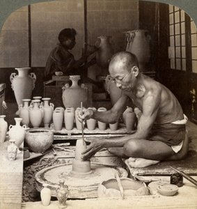 陶芸家・粟田磁器の花瓶を作る陶工、錦江さんの作品、京都、1904