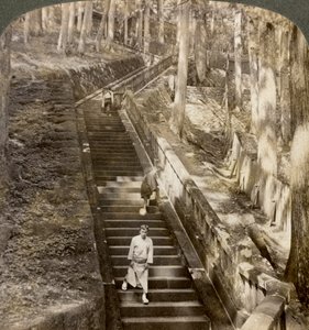 1904年、日光、家康将軍の墓への丘の上の古代の石の階段。 作： Underwood and Underwood