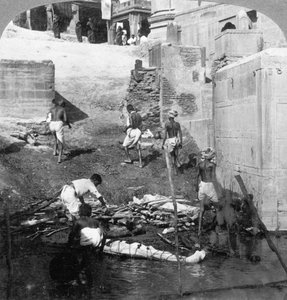 1903年、インドのベナレスバラナシでヒンドゥー教の死者の入浴と燃焼。