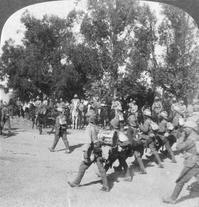 1901年に南アフリカのクルーンシュタット、ボーア戦争に進入する軍隊を検討するイギリスの司令官 作： Underwood and Underwood