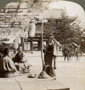 1904年に京都の茶室ポーチで藤の群れが垂れ下がる 作： Underwood and Underwood