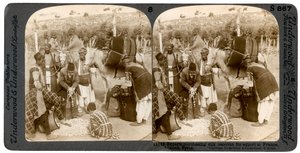 フランス、アンティオキア、シリア、1900年代に輸出するために絹の繭を購入する専門家。 作： Underwood and Underwood