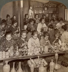 海外市場向けの陶器を飾る工場の女の子、京都、日本、1904 作： Underwood and Underwood