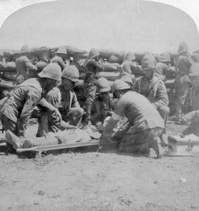 1900年2月、負傷した戦士への応急処置、ハニーネストクルーフの戦い、ボーア戦争、南アフリカ。 作： Underwood and Underwood