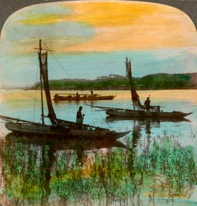 1904年の日本の横浜近くの夕暮れ時の漁船。 作： Underwood and Underwood