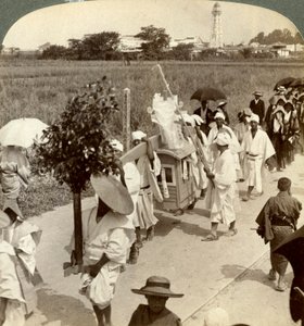 1904年に大阪へ向かう堺へ向かう途中、豊かな仏教徒の葬列。 作： Underwood and Underwood