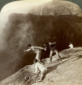 硫黄の蒸気を通って火口の奥深くに差し込む、阿蘇山、1904