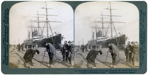 1904年、日本、横浜、パシフィックメイルSS横の桟橋で新人に挨拶。 作： Underwood and Underwood