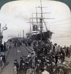 1904年に横浜で開催されたパシフィックメイルSSチャイナの横にある桟橋での新人への挨拶。 作： Underwood and Underwood