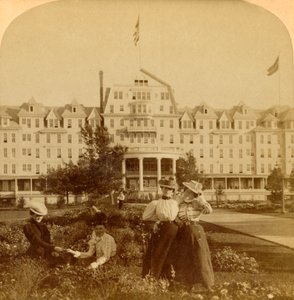 フロンテナックホテルの美しい敷地内、ラウンドアイランド、サウザンドアイランズ、1900年。 作： Underwood and Underwood