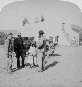 ボーア戦争、1901年、南アフリカのブランドフォート近くの彼の家でボーア農家にインタビュー。 作： Underwood and Underwood