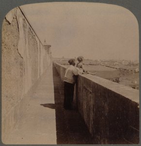 古い水道橋（1729-49）に沿って長く歩くと、1902年にポルトガル、リスボンの都市に水が供給されます。 作： Underwood and Underwood