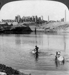 1905年、エジプトのテーベ、カルナックにある神殿に神聖な湖を見渡す。