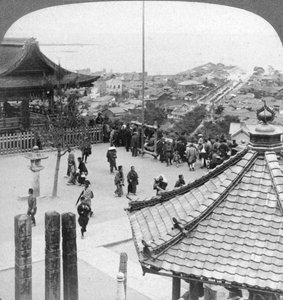 大津と琵琶湖を見下ろすミルデラ神殿から東を見た、1904年。 作： Underwood and Underwood
