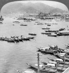 1904年に日本の長崎の港で船を北上してみる。