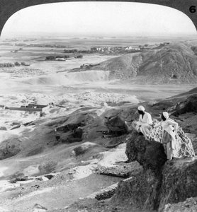 1905年、エジプトのメディバンハブのテバン平原と寺院を見下ろす南。