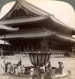 1904年に日本最大の仏教寺院である東本願寺の正面。 作： Underwood and Underwood