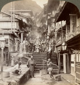 有名な温泉の村、伊香尾、1904年に春名山の急な側のメイン通り。 作： Underwood and Underwood