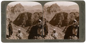 法律がイスラエルの指導者に与えられたモーセの山、シナイの荒野、1900年代。 作： Underwood and Underwood