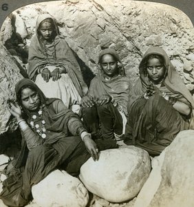 ネイティブのブジ女の子、ストレジ川、ヒマラヤ、インド、c1900年代。 作： Underwood and Underwood