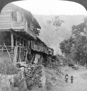 1903年、インドのダージリンに近いティースタ橋の先住民の村 作： Underwood and Underwood