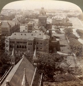 大学および事務局Sq。タワー、ラジャバイタワーの南、インド、ボンベイ、1903年。 作： Underwood and Underwood