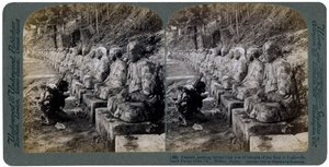 光の神の像の列の前で祈る農民、大谷川、日光、日本、1904年。 作： Underwood and Underwood