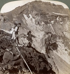 1904年に溶岩がちりばめられた縁から富士山富士山のクレーター、日本にピアリング。