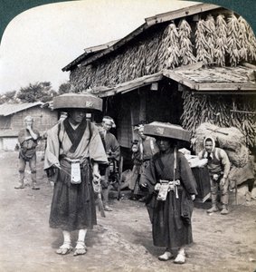 1904年河口湖近くの小さなゴングを叩く巡礼者乞食 作： Underwood and Underwood