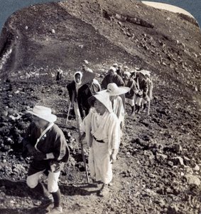 1904年の富士山登山の終わりに巡礼者。