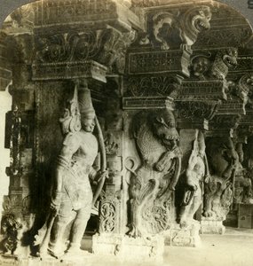 ヒンドゥー教寺院の柱、インドのマドゥライ、c1900年代。 作： Underwood and Underwood