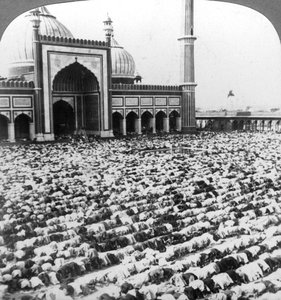 1904年にインドのデリーにあるJumma Musjidで祈っています。