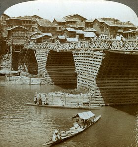 古風な趣のある橋と家々、太陽の街、カシミール、インド、c1900年代。 作： Underwood and Underwood