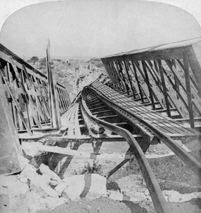 1901年に南アフリカのブールスに爆破された、クロンスタッドのヴァルス川を渡る鉄道橋 作： Underwood and Underwood