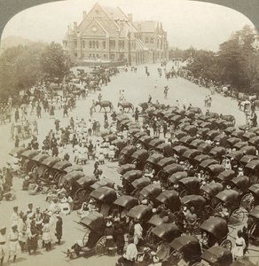1902年6月26日、インドのシムラにあるクライストチャーチの前の人力車。 作： Underwood and Underwood